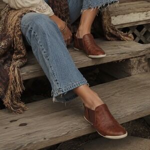 Frye Melanie Slip On Sneakers Cognac Brown Distressed Leather Loafers Shoes